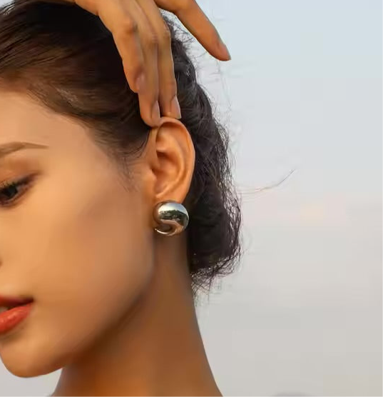 Comma Curve Stud Earrings