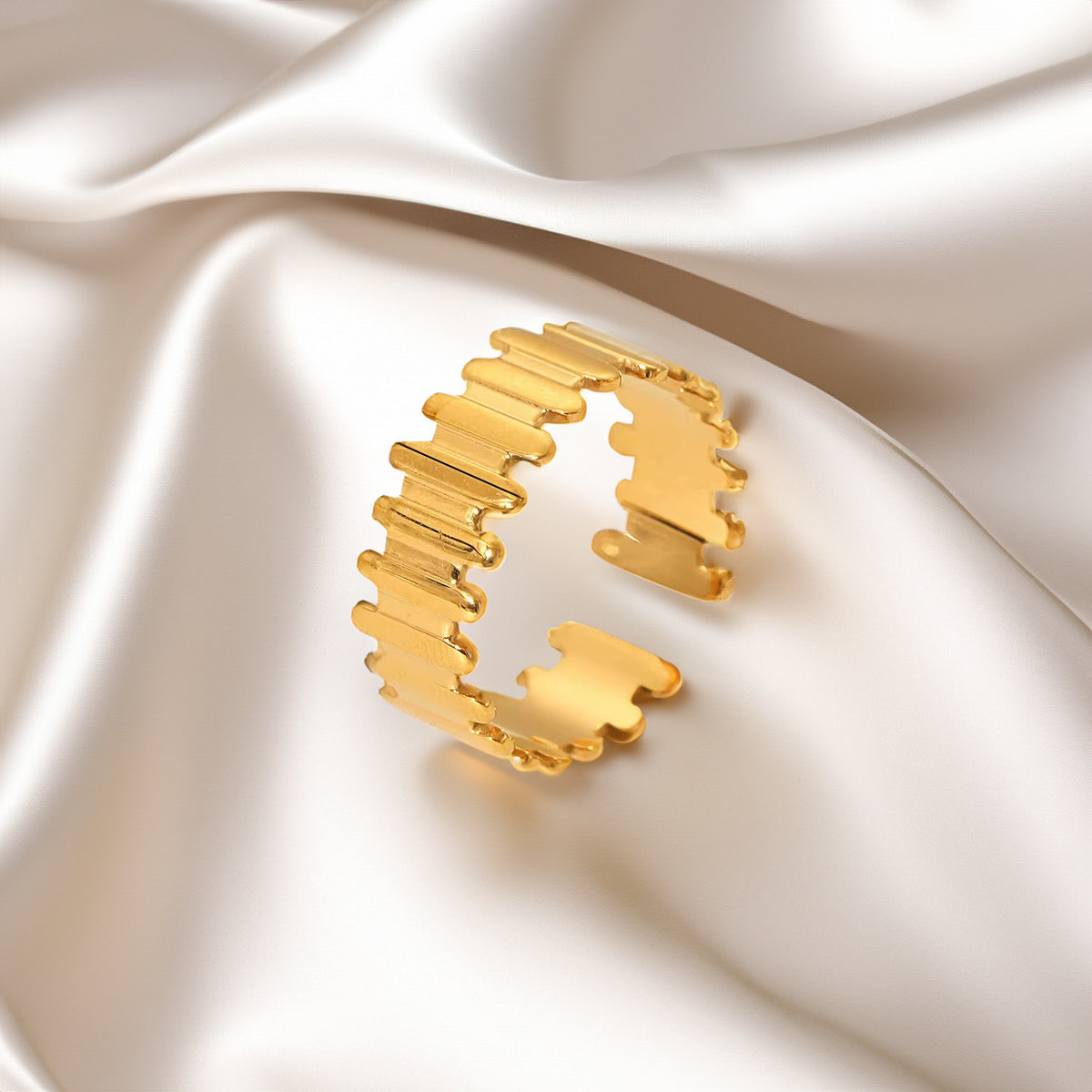 LuxeLink Gold Ring