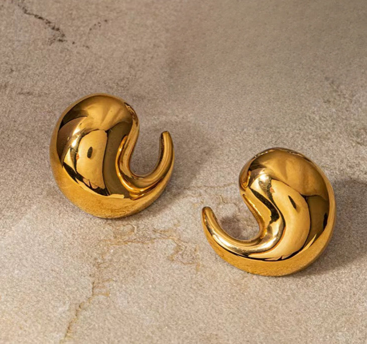 Comma Curve Stud Earrings