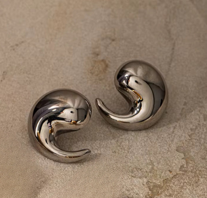 Comma Curve Stud Earrings