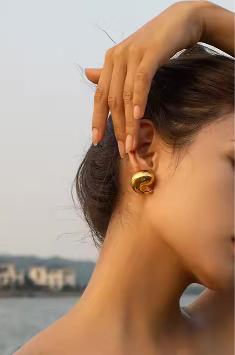 Comma Curve Stud Earrings